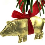 goldenes geprägtes Schwein als Weihnachtsbaumschmuck