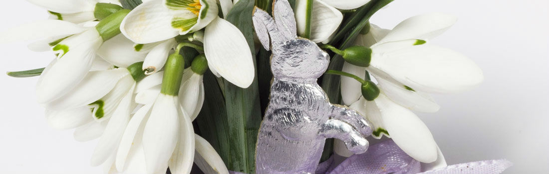 Dresdner Pappe Blumen Dekoration mit Osterhase