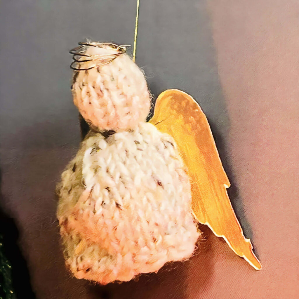 Gestrickter Engel mit Goldflügeln